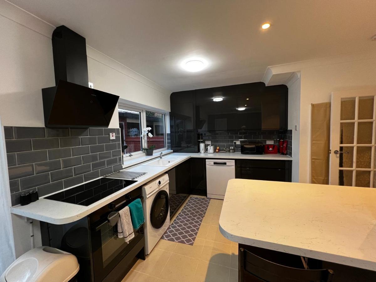 Springfield House- Near Newcastle Centre, Hospital And Keele University! Holiday home *