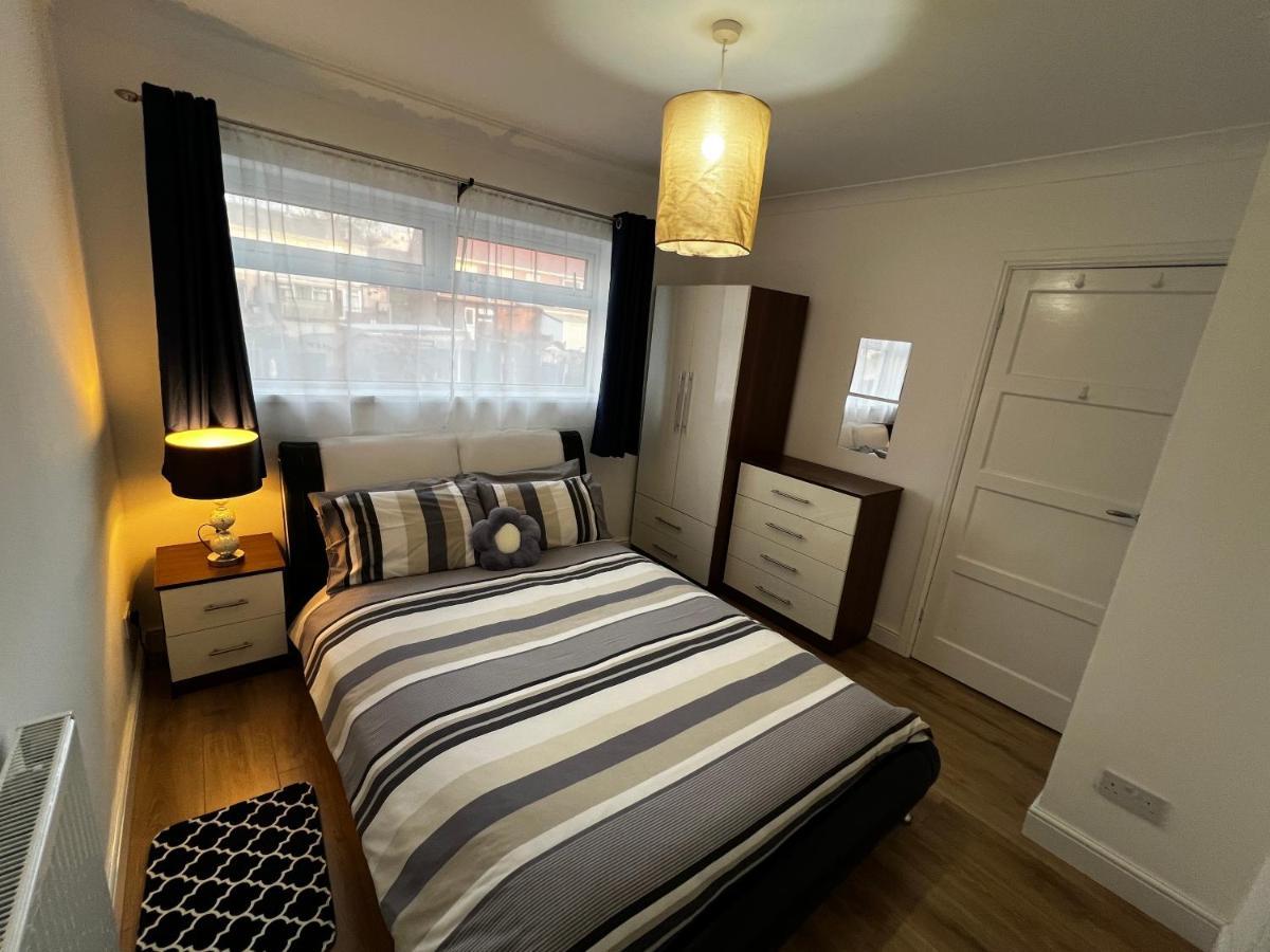 Springfield House- Near Newcastle Centre, Hospital And Keele University! *